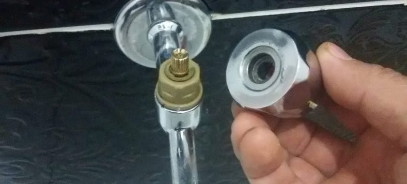 İzmir Menemen Egekent musluk tamiri ve değişimi yapan Ceyhan Tesisat ustası mutfak bataryası montajı yaparken